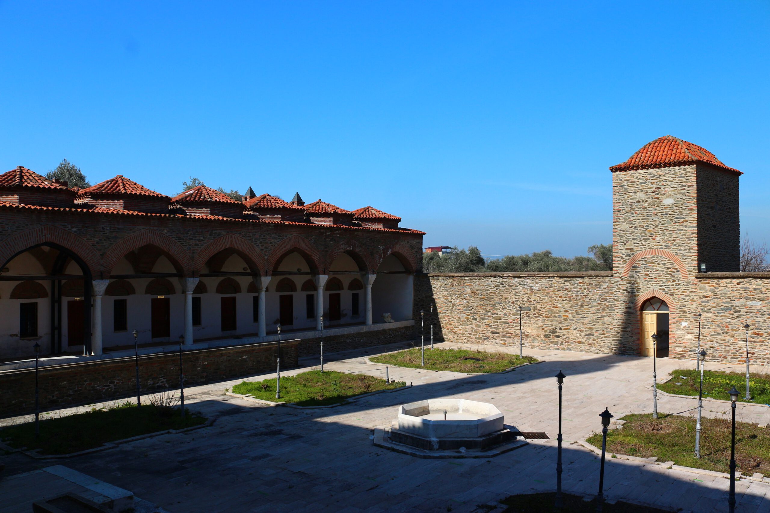 Tire Yavukluoğlu (Yoğurtluoğlu) Cami ve çevresi